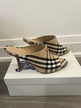 Burberry Mews Sabot 90 Check Linen Mules Sand IP Check NWT Size 40